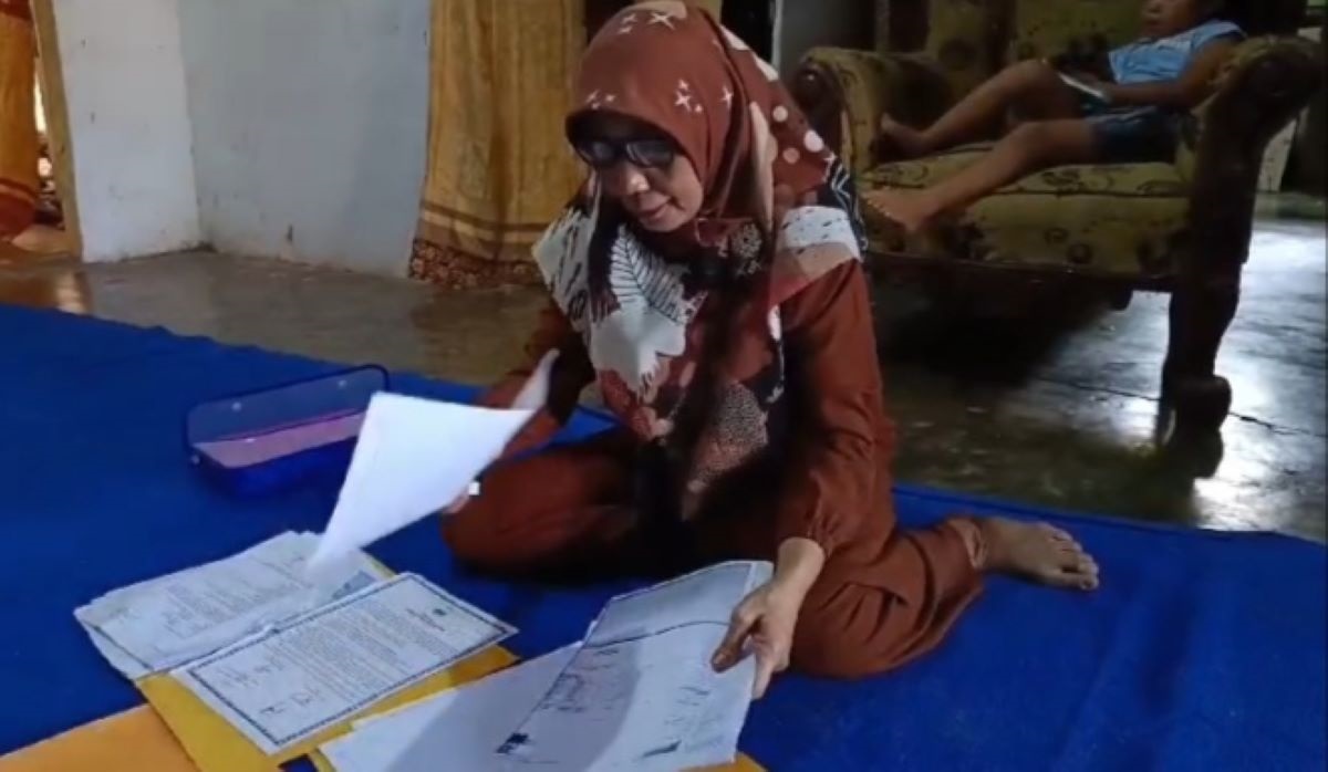 Asniati memperlihatkan berkas kepegawaiannya.