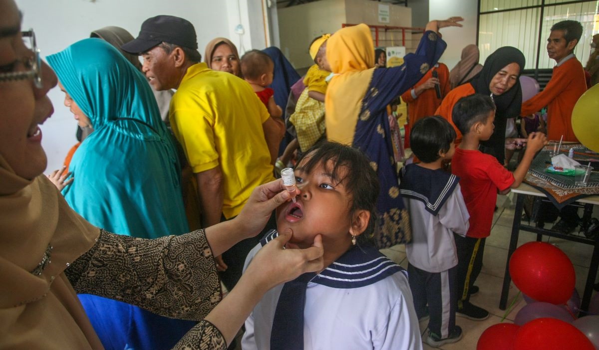 Anak-anak PAUD mendapatkan imunisasi polio tetes saat PIN Polio 2024 di Posyandu Cempaka Putih Barat, Jakarta Pusat, Selasa (23/07/2024). 