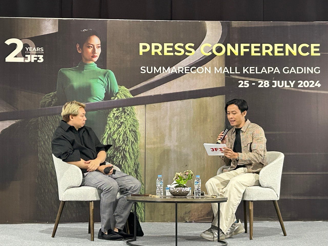 Desainer muda berbakat, Ernesto Abram (kiri) dalam press conference acara JF3 2024 di Summarecon Mall Kelapa Gading, Minggu (28/7)