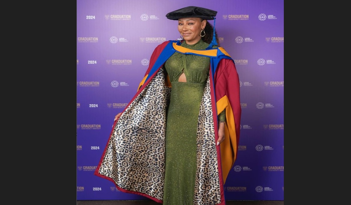 Mel B saat menerima gelar doktor honoris causa dari Leeds Becket University