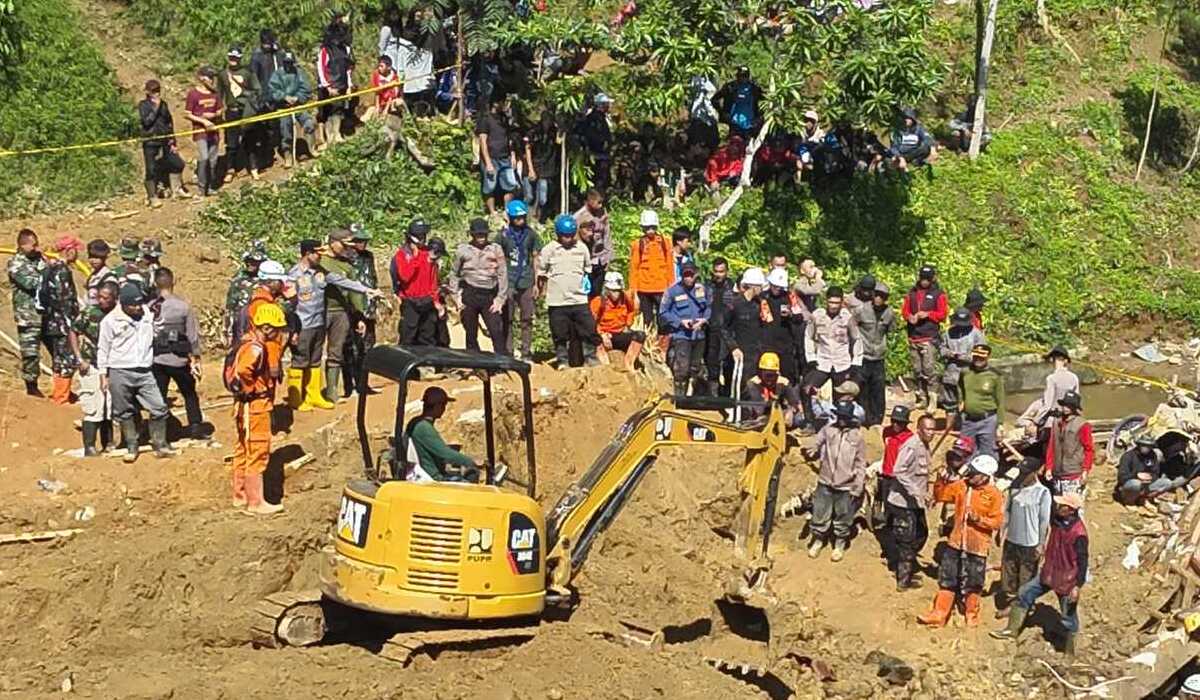 Proses evakuasi korban longsor di Banjarwangi, Garut, pada April 2024.