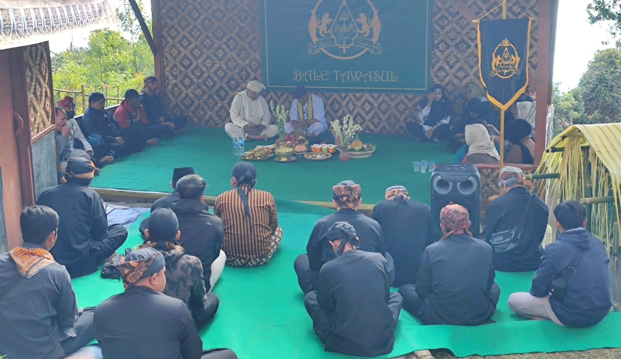 Masyarakat Adat Gunung Tangkuban Parahu serta Kasepuhan Kampung Adat Gamblok Cikole, Lembang, menggelar ruwatan.