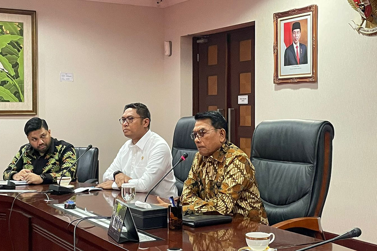 Kepala Staf Presiden Moeldoko (kanan) menyampaikan sambutan dalam Indonesia Future Network.