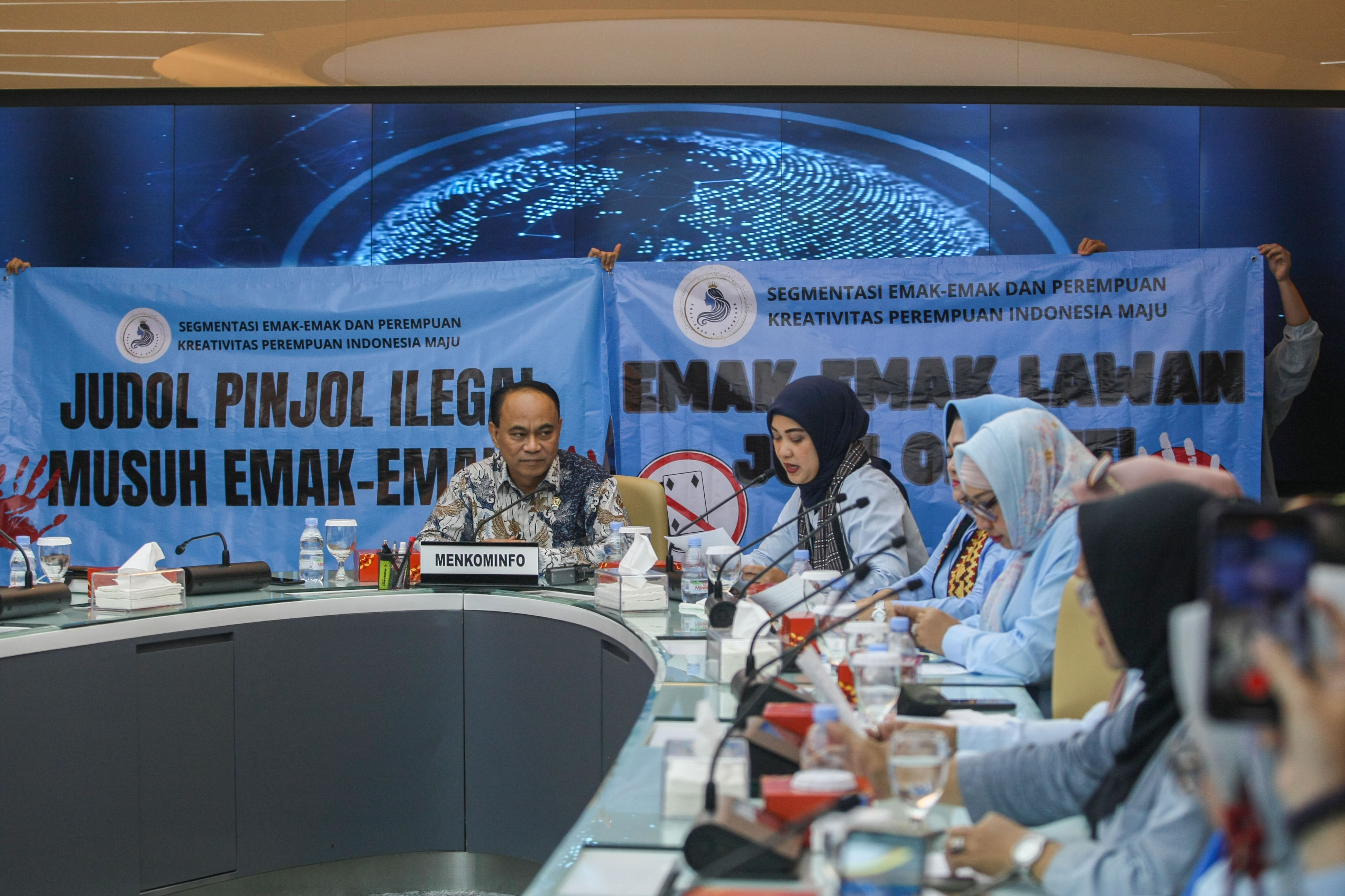 Kreativitas Perempuan Indonesia Maju menyampaikan petisi berantas judi online dan pinjaman online.