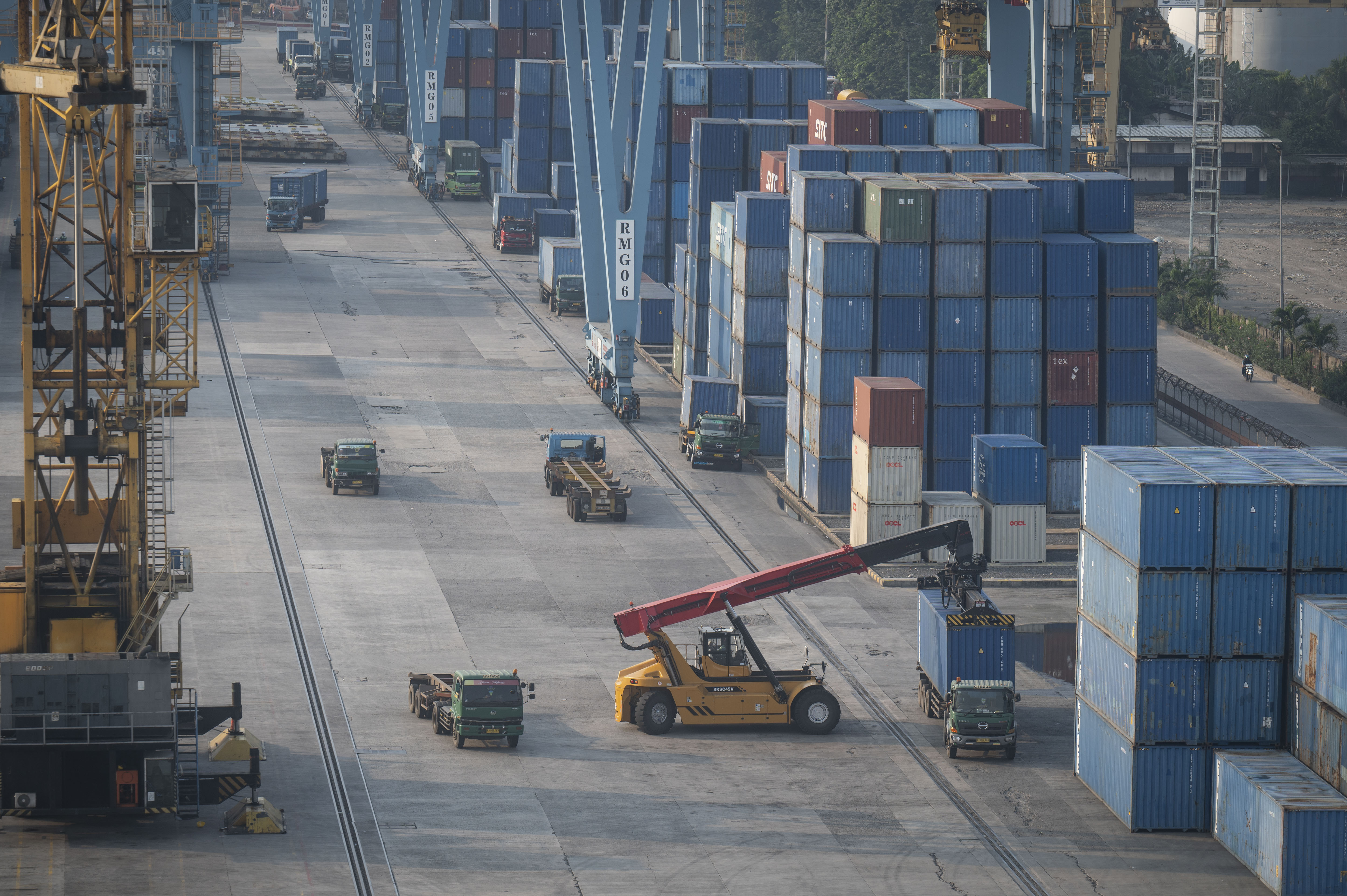 Suasana bongkar muat peti kemas di Pelabuhan Jakarta International Container Terminal (JICT), Tanjung Priok, Jakarta.