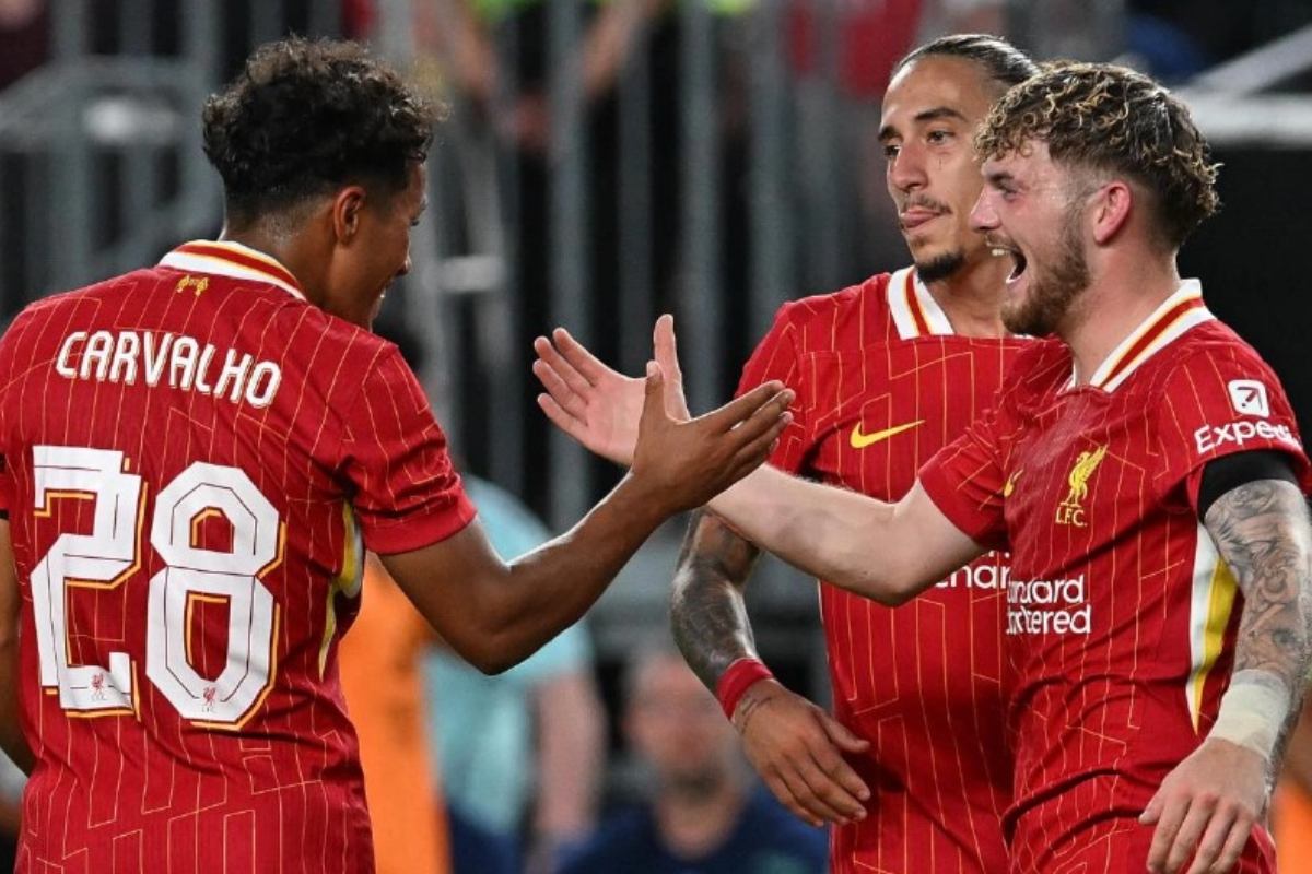 Pelatih Liverpool, Arne Slot memberikan pujiannya atas penampilan Harvey Elliott di pertandingan melawan Arsenal, karena membuat dua assist