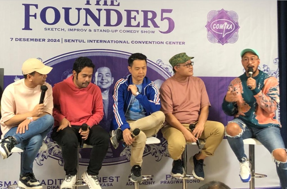 (kiri - kanan) Raditya Dika, Ryan Adriandhy, Ernest Prakasa, Ishman H Suryaman, dan Pandji Pragiwaksono.