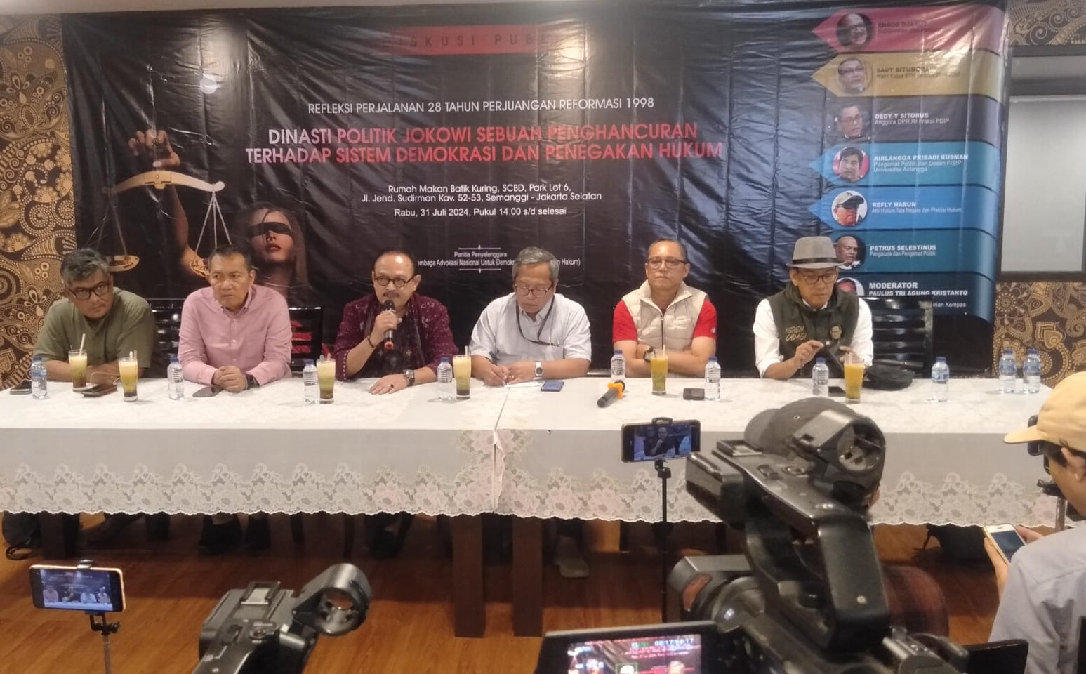 Diskusi bertajuk 26 Tahun Reformasi Dihancurkan Presiden RI Jokowi