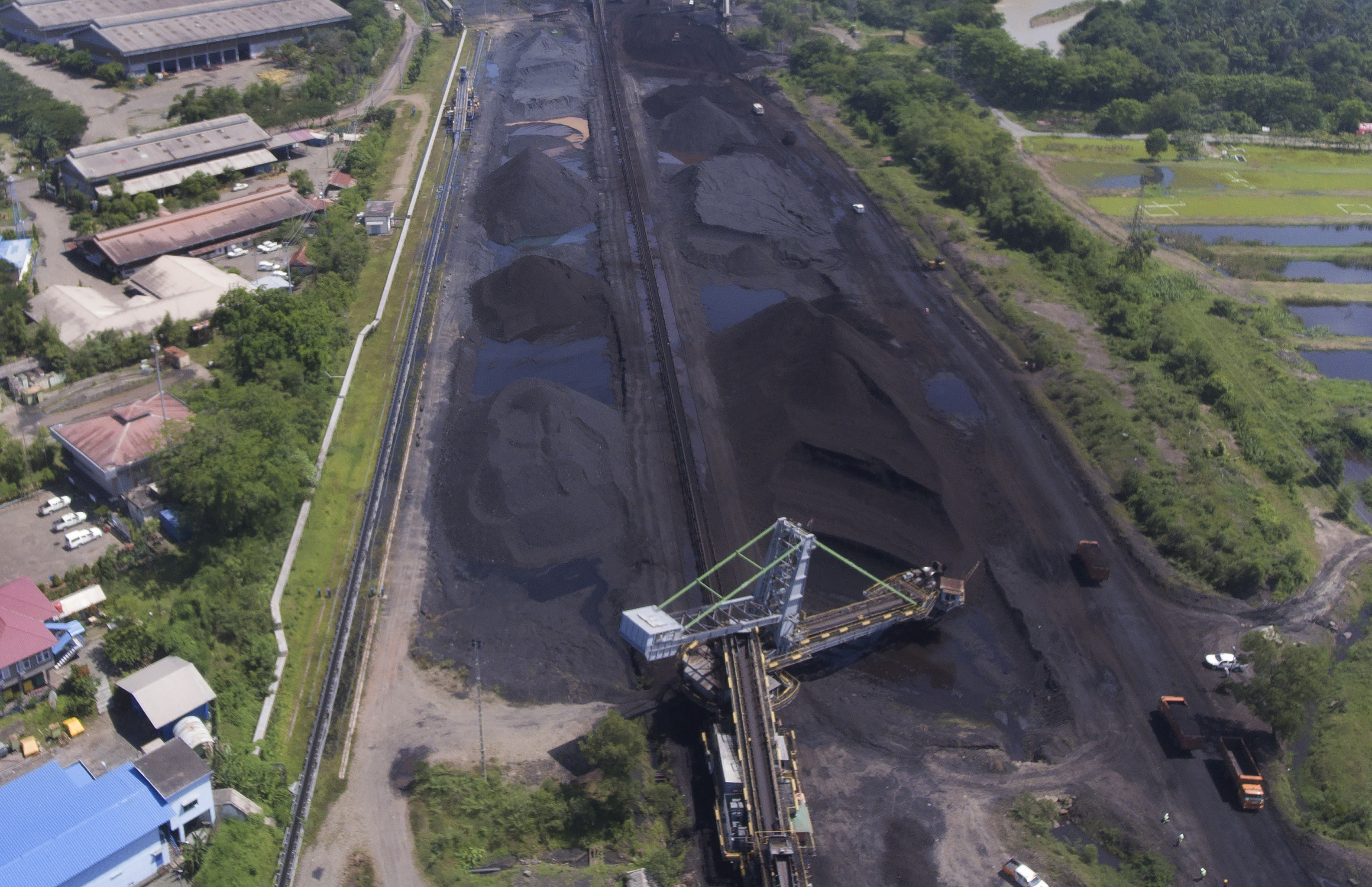 Kawasan tambang batubara milik PT Bukit Asam Tbk di Tanjung Enim, Muara Enim, Sumatera Selatan.