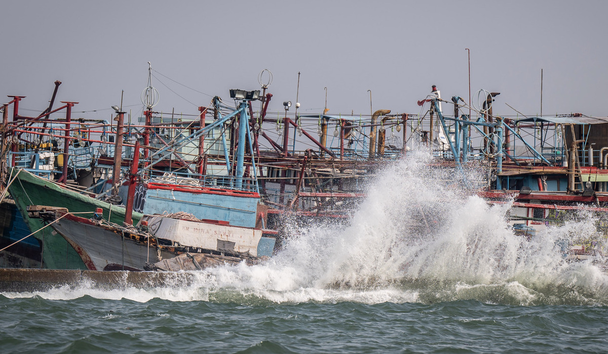 Ilustrasi gelombang tinggi.