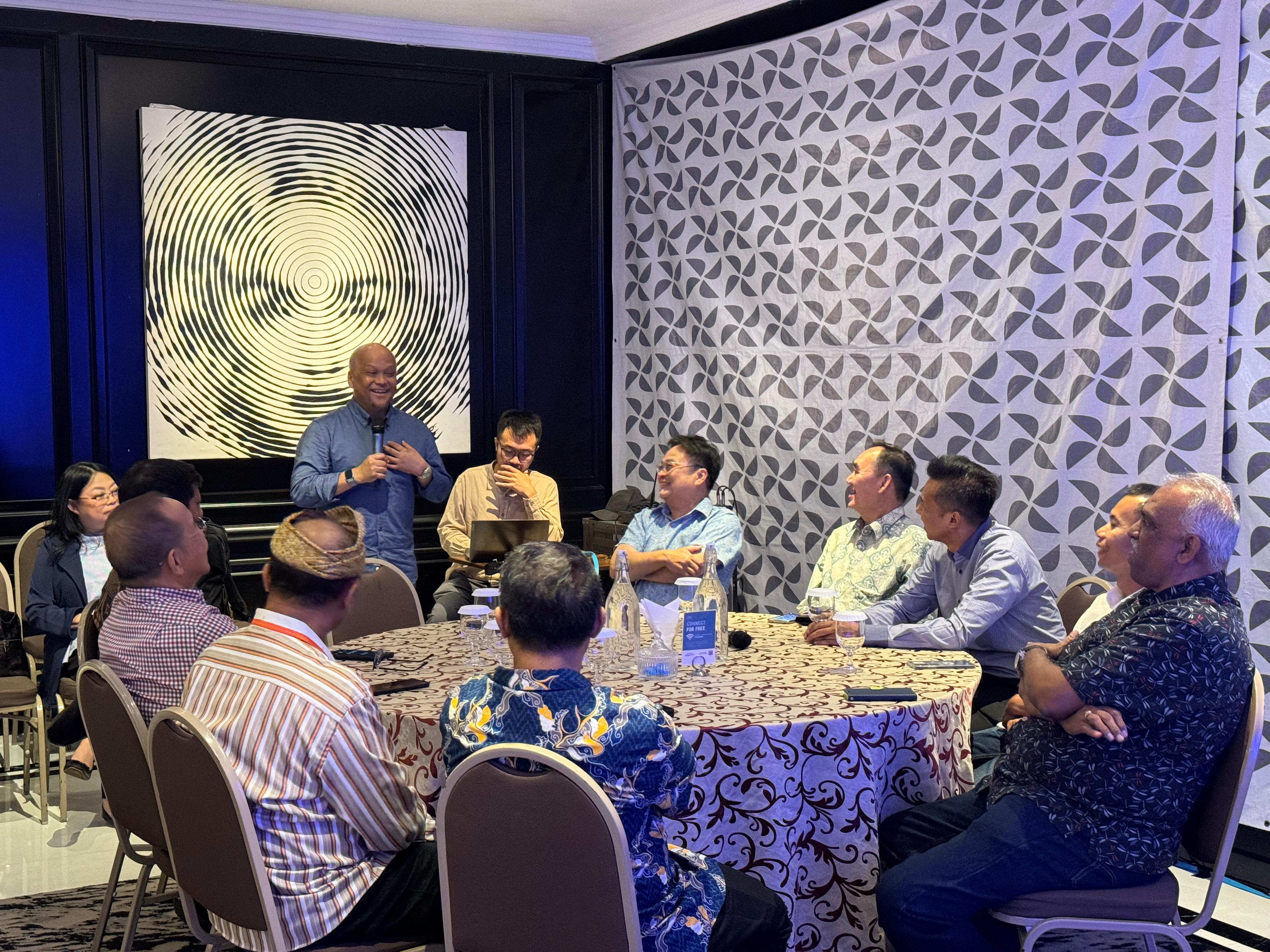 Ilham Habibie berdiskusi bersama pengusaha tekstil Jawa Barat