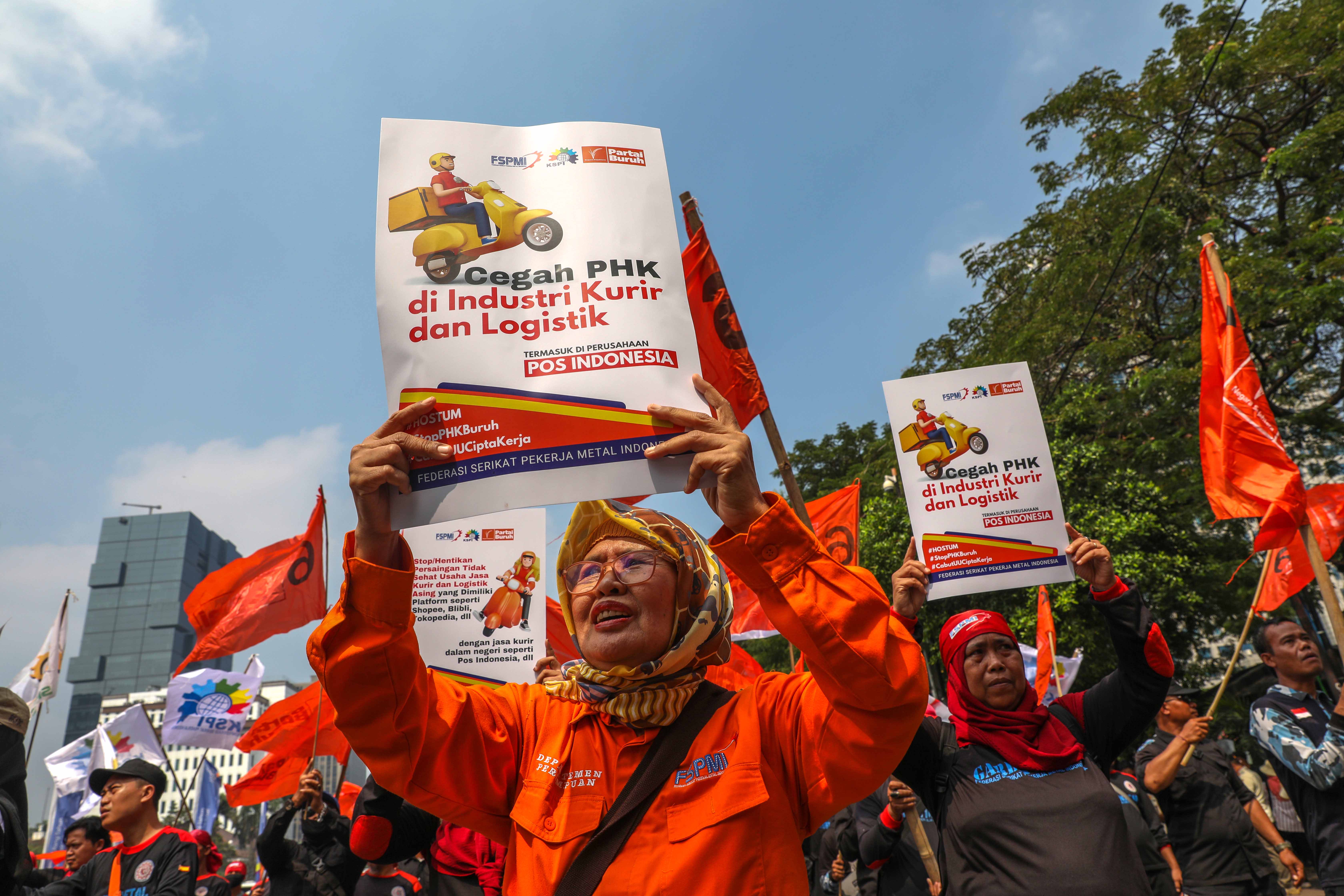 Massa buruh berunjuk rasa menolak PHK pekerja tekstil di kawasan Patung Kuda, Jakarta, Rabu (3/7/2024).