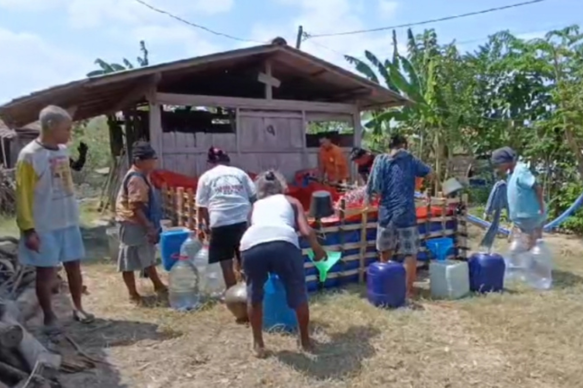 Para warga Desa Galeh, Tangen yang kekurangan air beraih dengan tertib menerima pasokan air beraih dari BPBD Sragen.