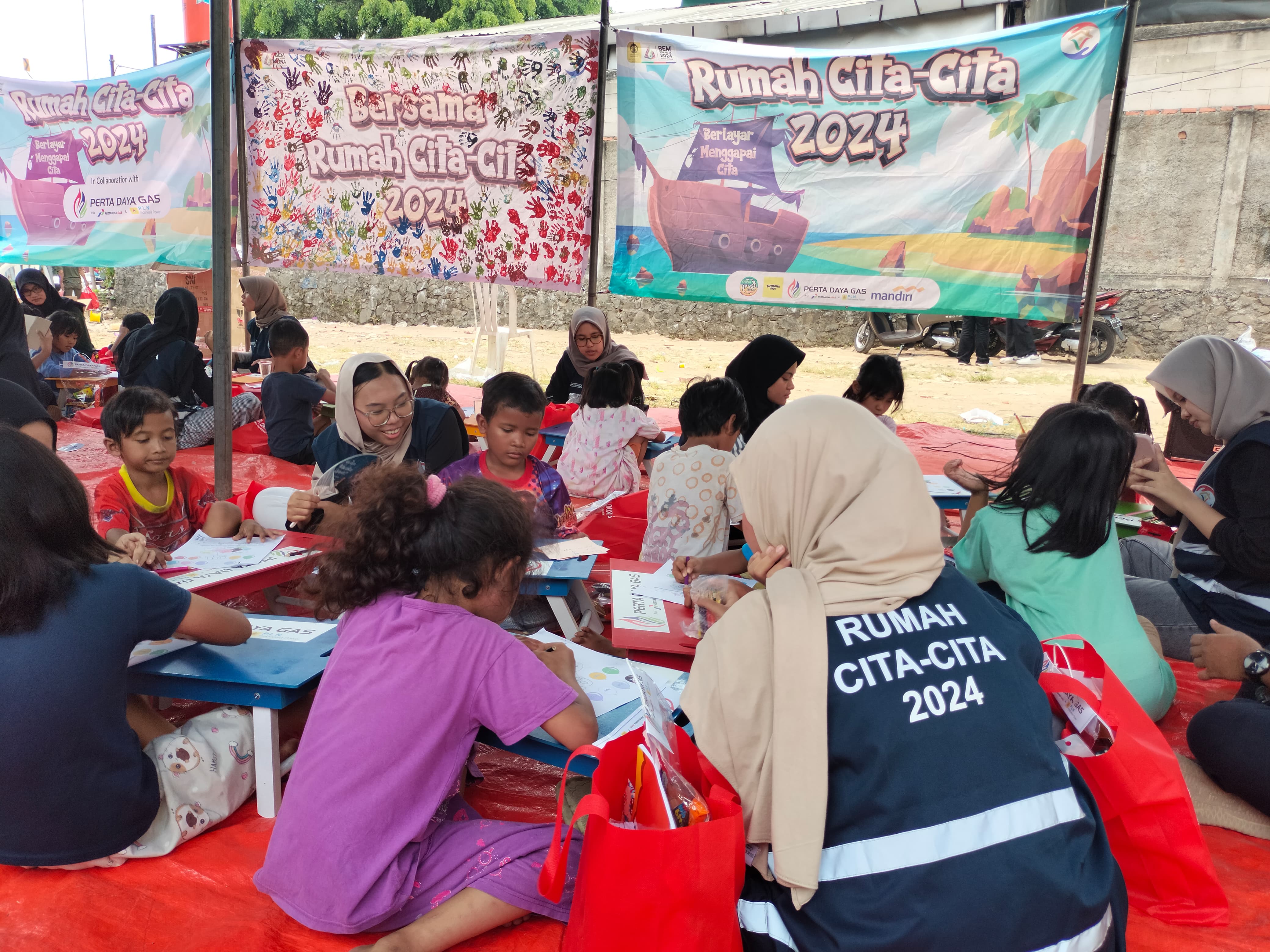Kegiatan belajar bersama di Kampung Pemulung, Pondok Labu