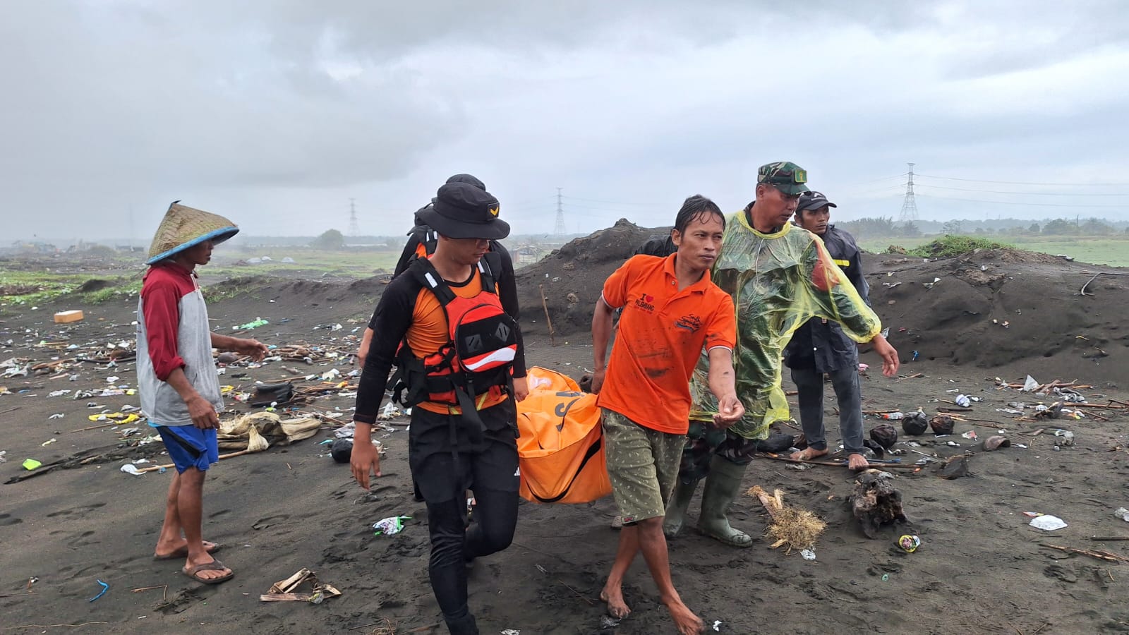 Kapal Nelayan Tergulung Ombak, Satu Tewas