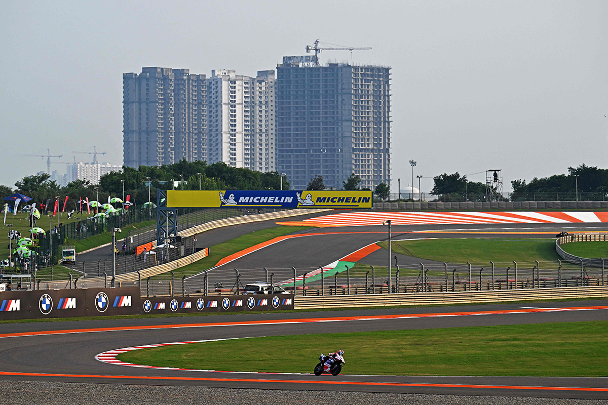 Jorge Martin memacu motornya di Sirkuit Internasional Buddh, India.