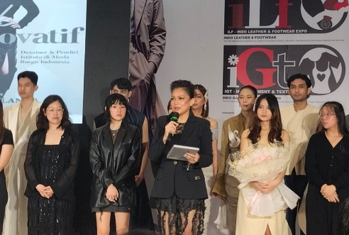 Pendiri Istituto Di Moda Burgo Indonesia, Jenny Yohana Kansil (tengah) bersama para Burgonians di Jakarta, Kamis (1/8/2024).