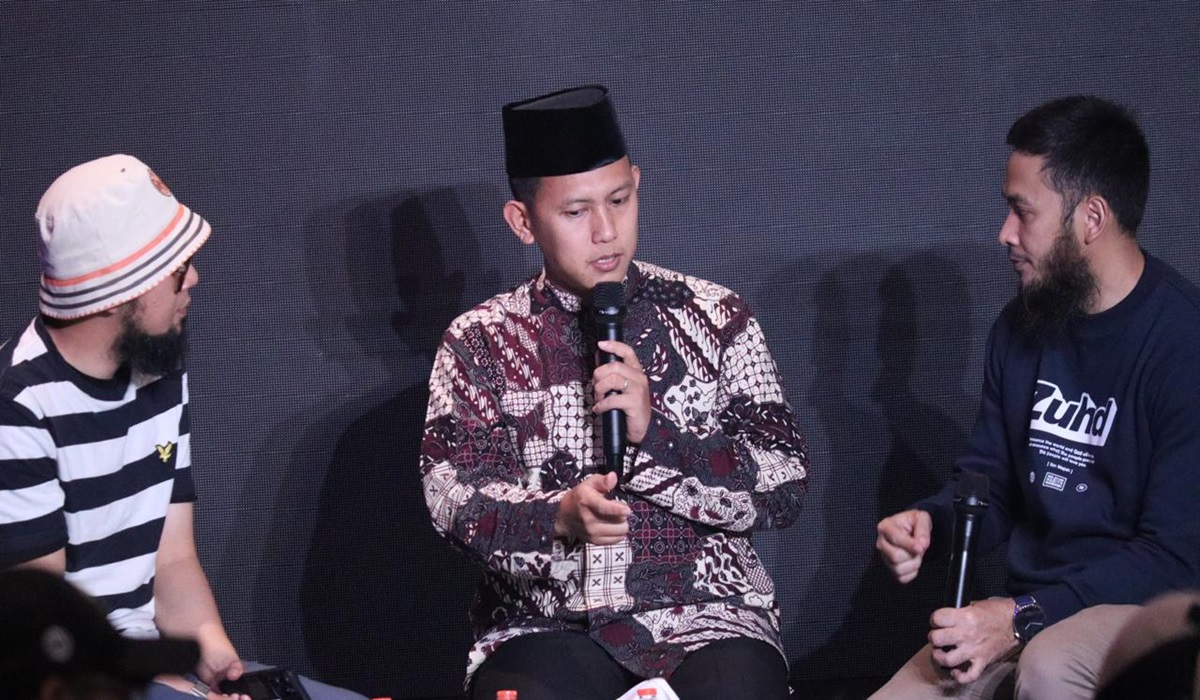 Ustaz Muhammad Abu Rivai (tengah)