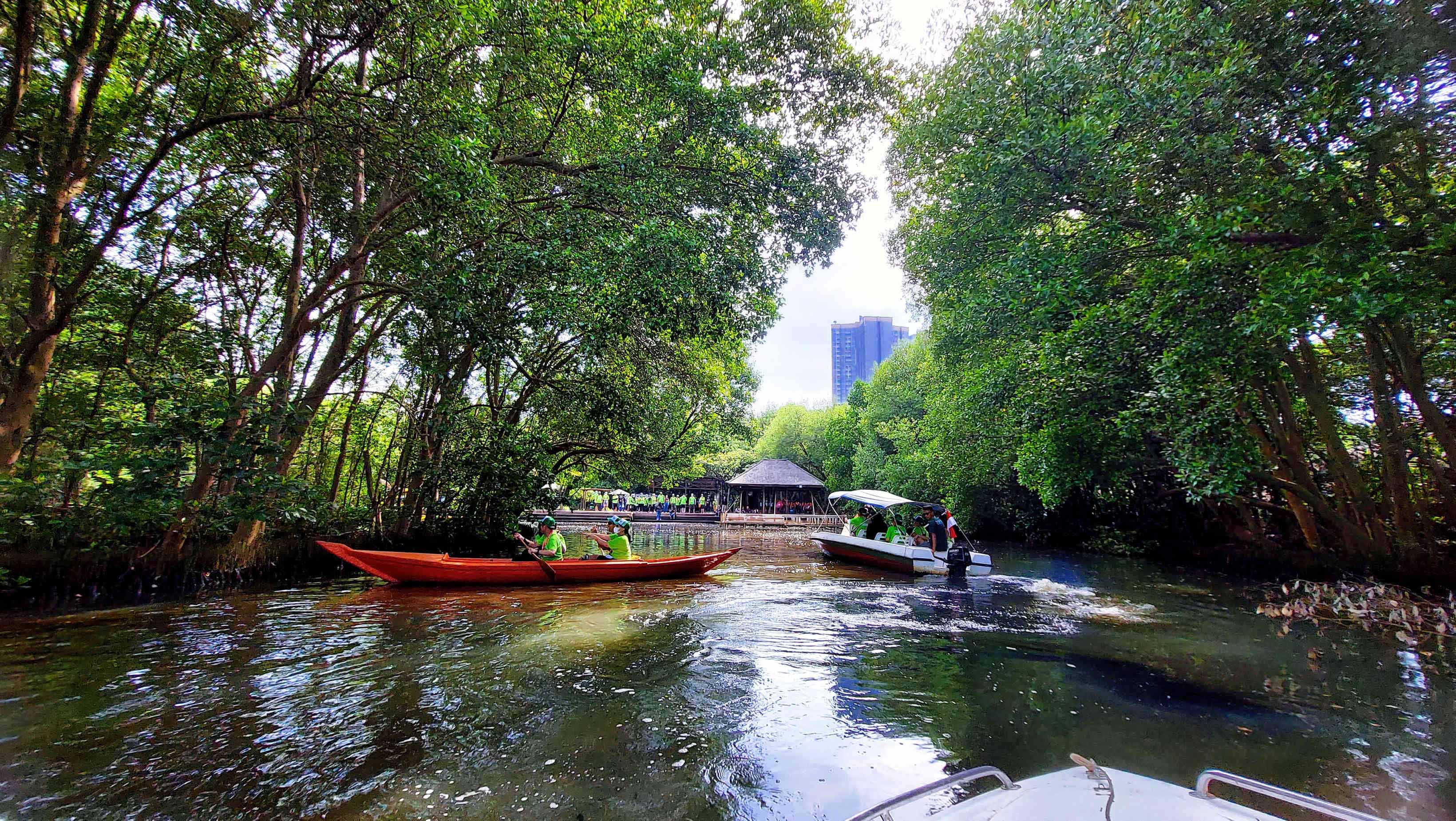 Pengunjung menaiki perahu saat menyusuri Hutan Mangrove di Taman Wisata Alam Mangrove Angke Kapuk, Jakarta, Sabtu (24/9/2022).