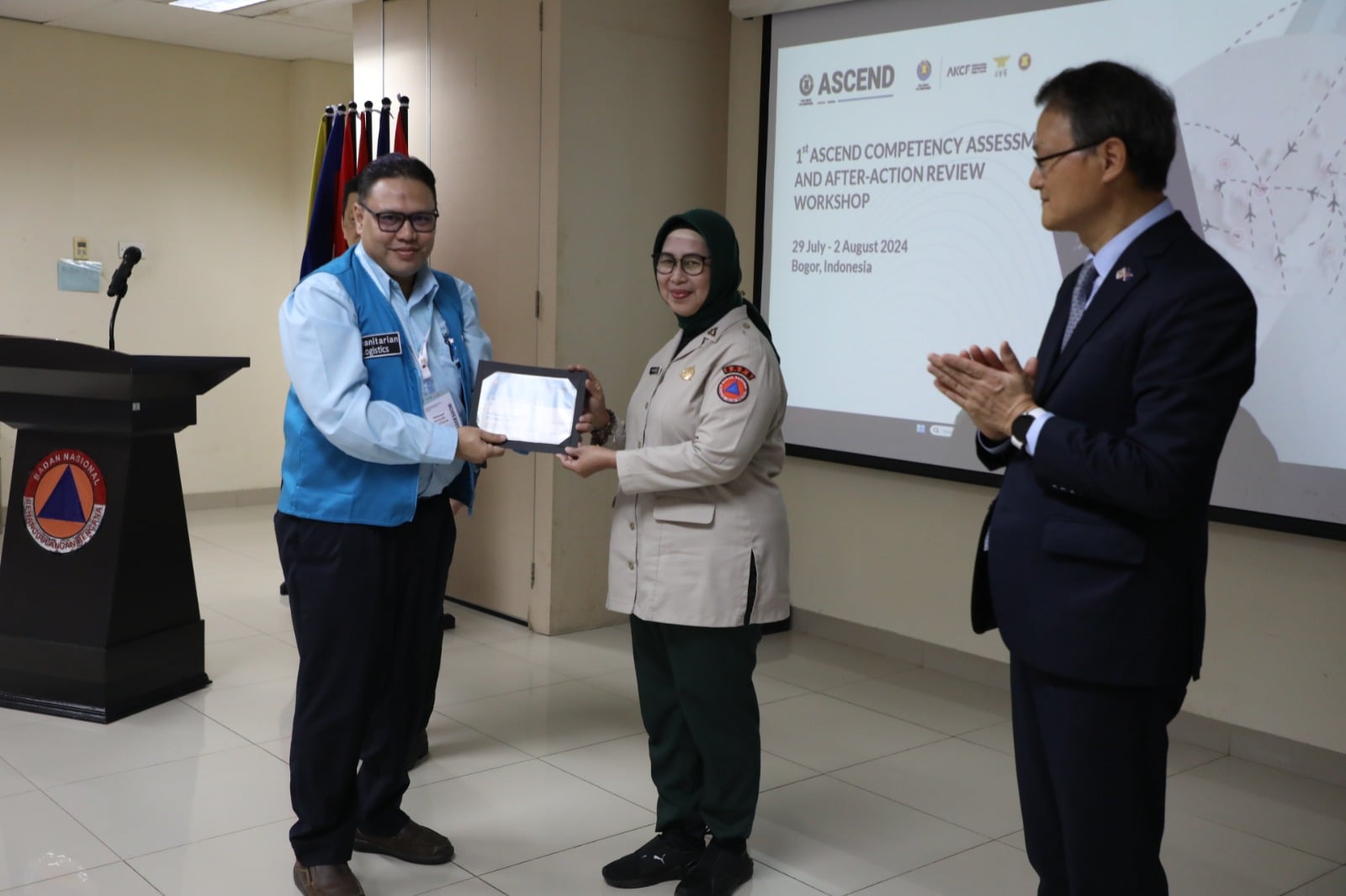 Deputi Bidang Pencegahan BNPB Prasinta Dewi menyerahkan piagam pada Penilai Program ASCEND