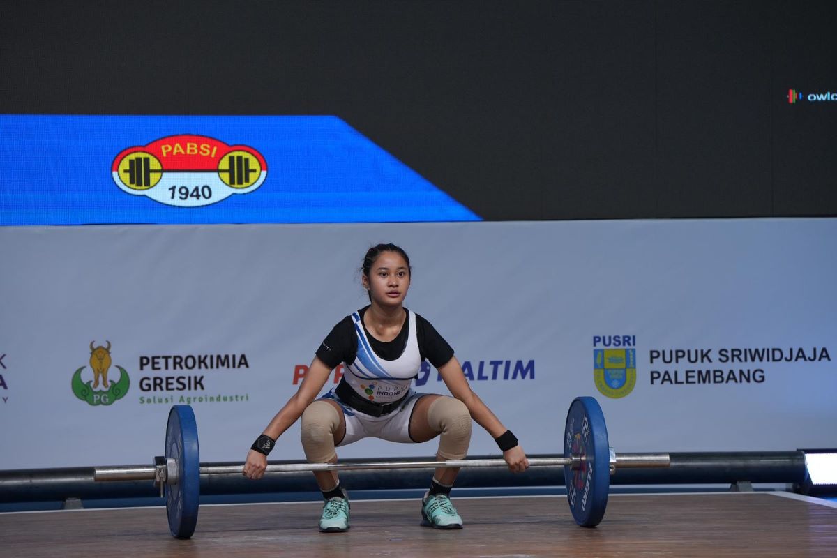 Atlet angkat besi mengikuti Kejuaraan Nasional (Kejurnas) Angkat Besi Youth U15-U17 Pupuk Indonesia 2024.