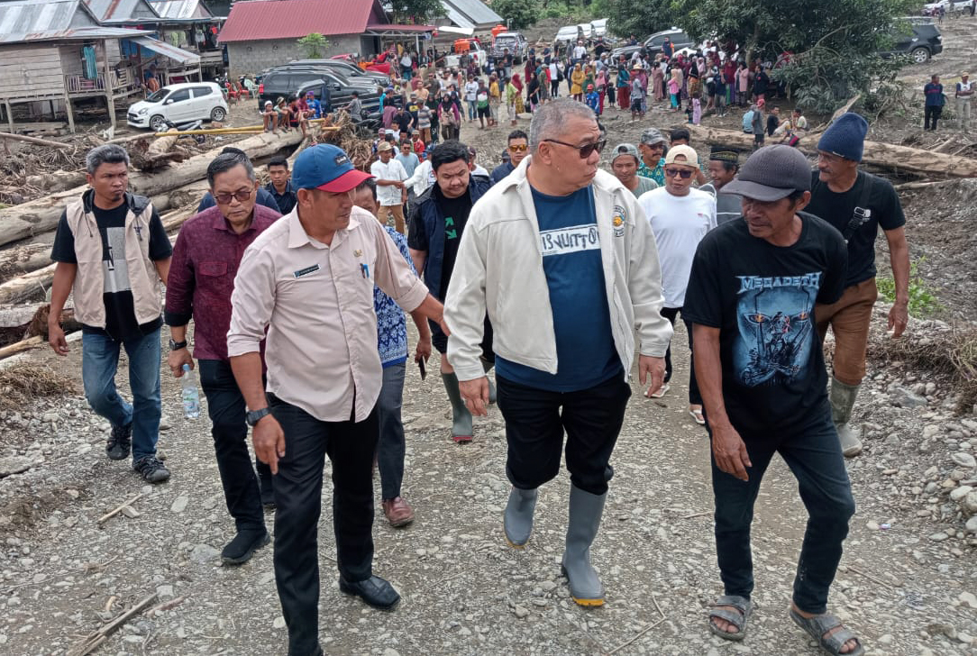 Bakal calon gubernur Sulteng Ahmad M Ali (tengah) mengunjungi lokasi banjir bandang 