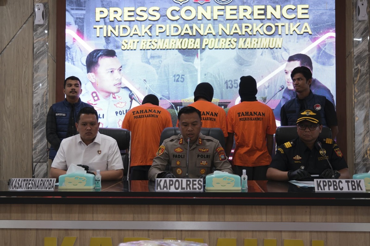 Bea Cukai Tanjung Balai Karimun bersama Satresnarkoba Polres Karimun mengamankan 2.098 gram narkotika jenis sabu dan dua tersangka. 