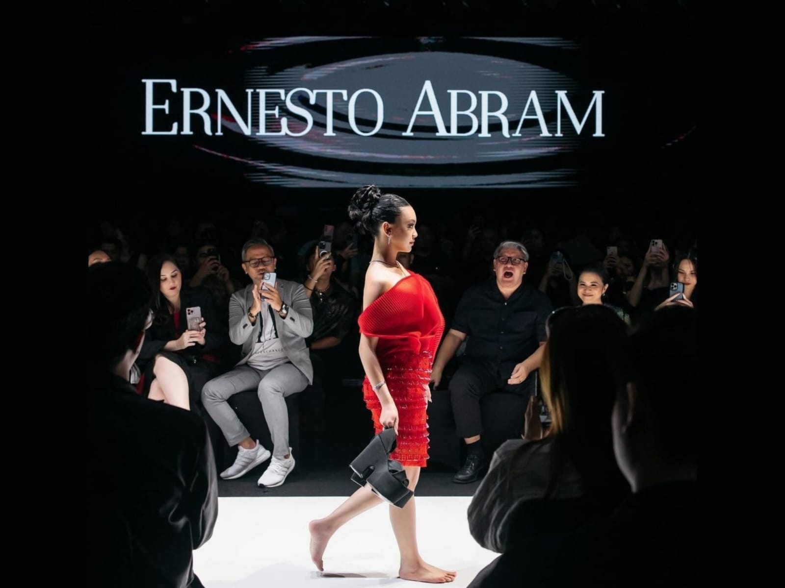 Naura Ayu saat membawakan baju karya Ernesto Abram di JF3.