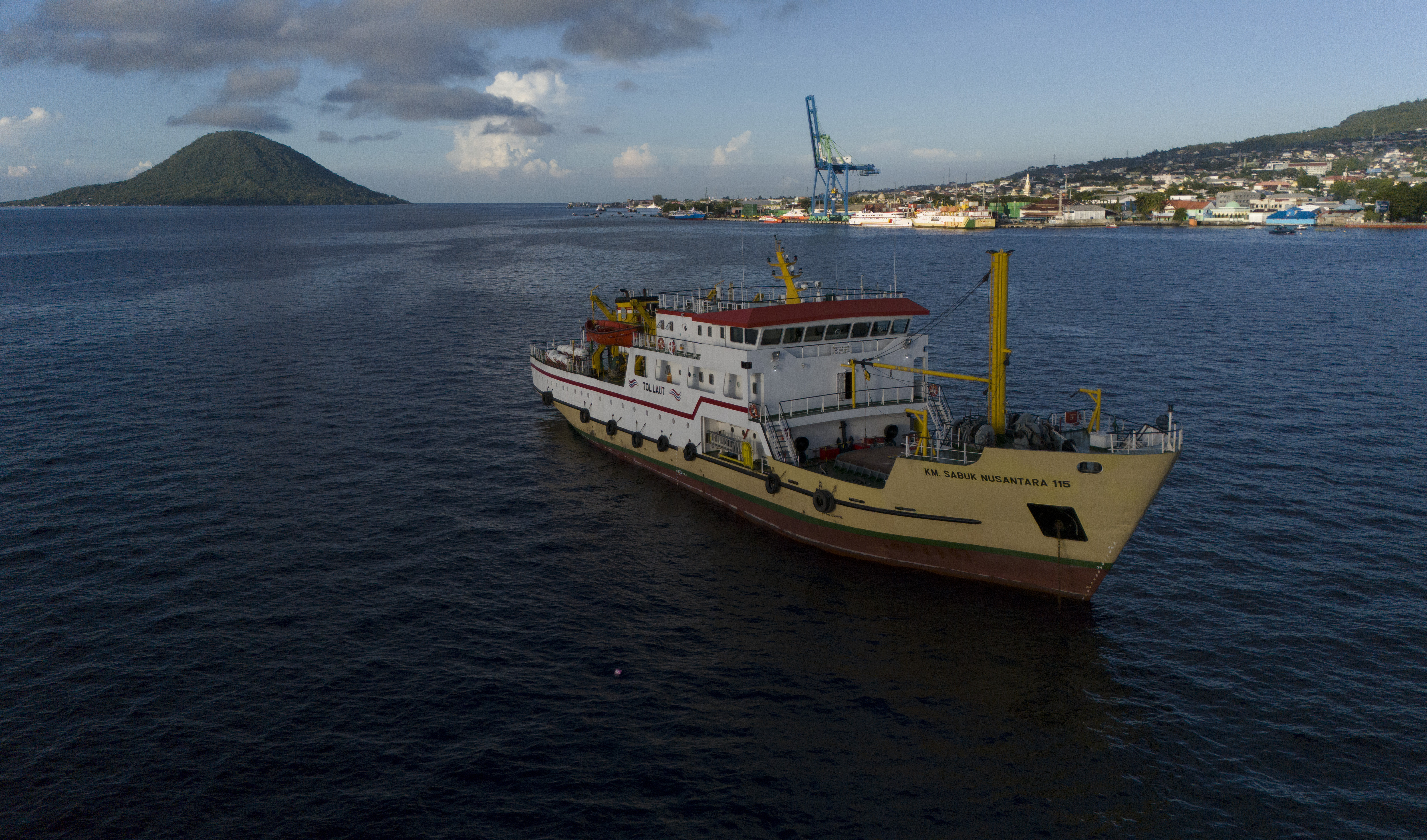Kapal Perintis Sabuk Nusantara 155 berlabuh di perairan Ternate, Maluku Utara.