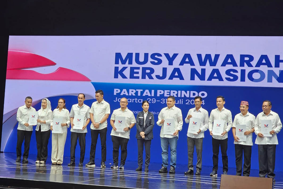 Pasangan Hadianto Rasyid bersama Imelda Liliana Muhidin (kiri) menerima rekomendasi B.1-KWK dari Partai Perindo.