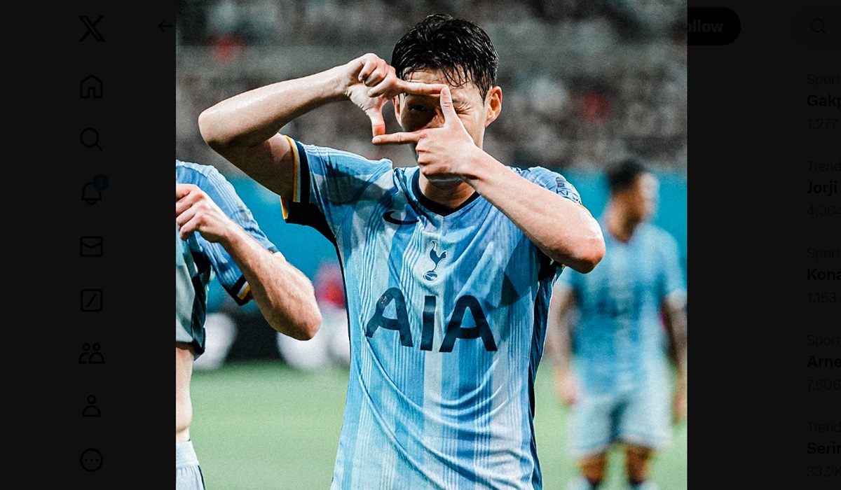 Penyerang Tottenham Hotspur Son Heung-min melakukan selebrasi usai mencetak gol ke gawang K-League All-Star di laga pramusim.