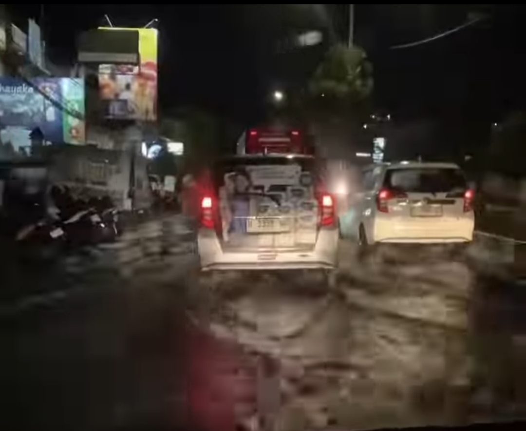 Banjir setinggi 20-50 cm merendam sejumlah kawasan di Kota Semarang akibat hujan pada Kamis (1/8) sore.