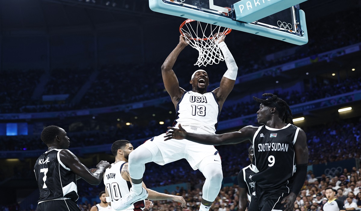 Pebasket AS Bam Adebayo melakukan slam dunk di laga Olimpiade Paris 2024 melawan Sudan Selatan