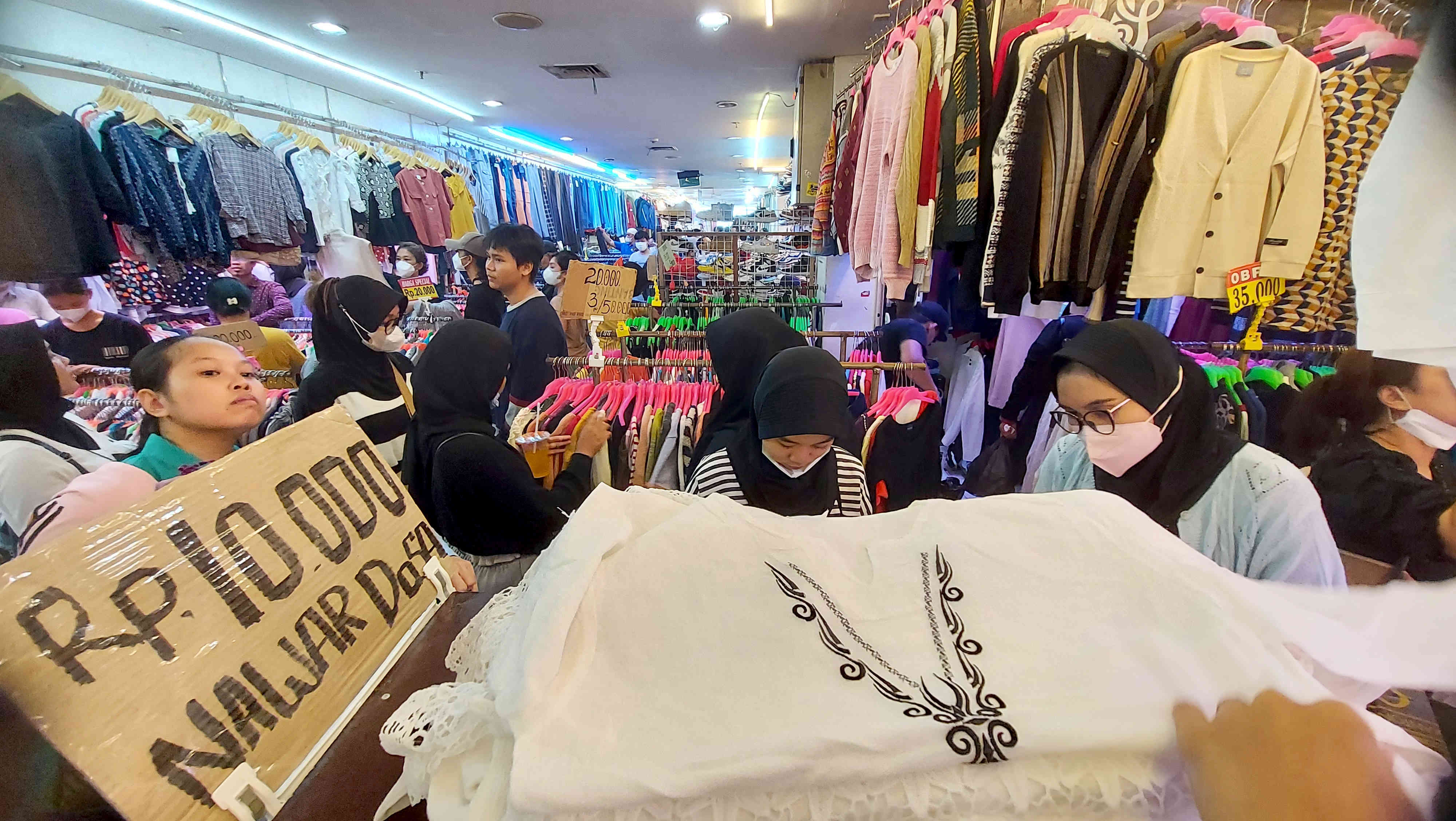 Warga memilih pakaian import bekas di Pasar Senen, Jakarta.