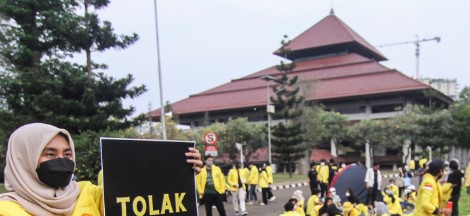 Ilustrasi penolakan mahasiswa: Aksi teatrikal di depan Gedung Rektorat, Universitas Indonesia, Depok, Jawa Barat, Jumat (22/10/2021).