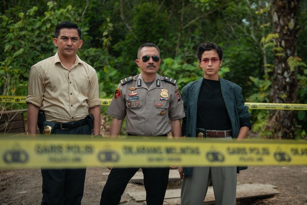 (Kiri-kanan) Yoga Pratama, Lukman Sardi, dan Putri Marino dalam film Kabur Berduri.