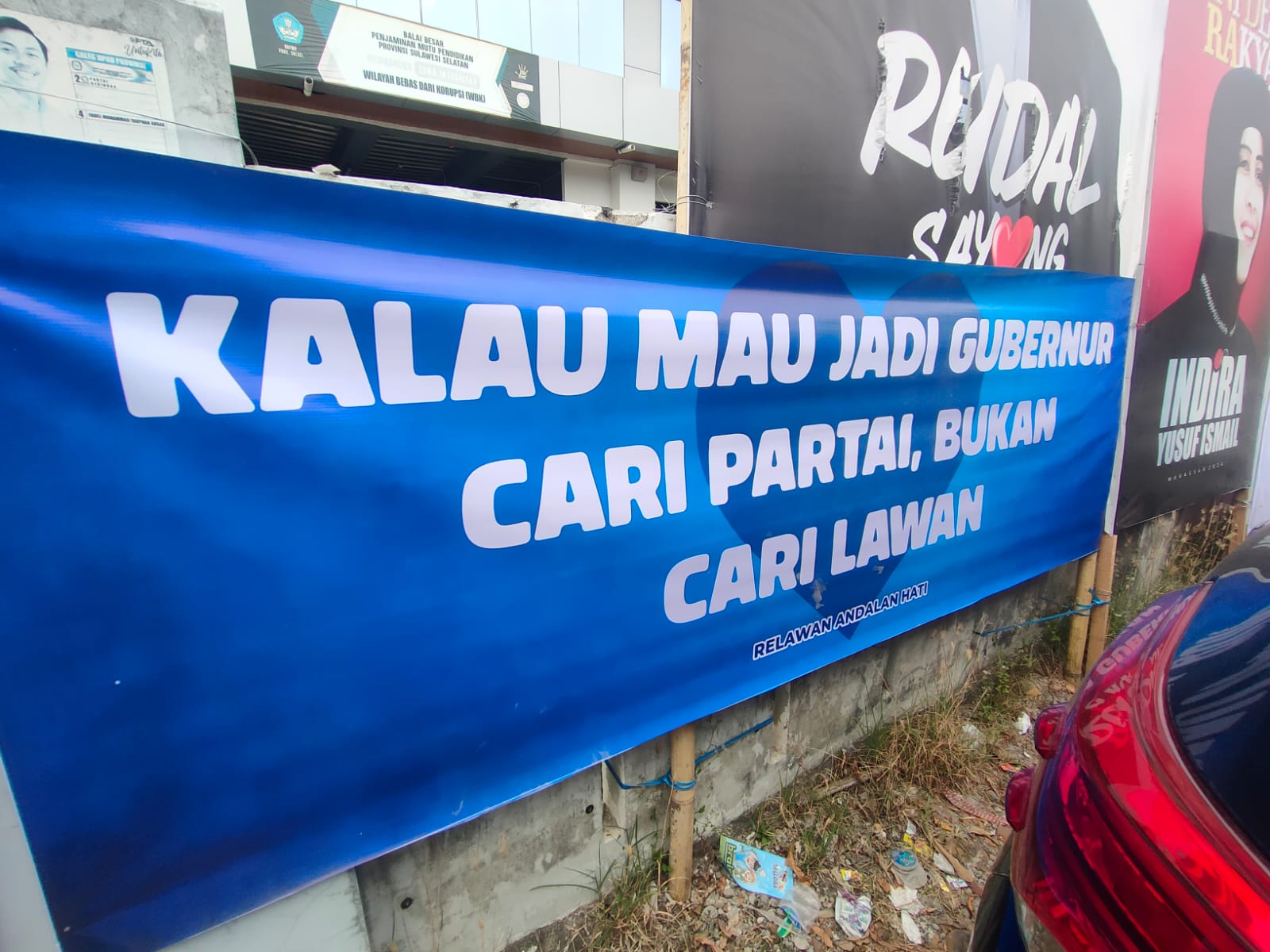  Perang spanduk sudah terjadi di Kota Makassar, Sulawesi Selatan, terkhusus untuk Pemilihan Gubernur dan Wakil Gubernur Sulsel.