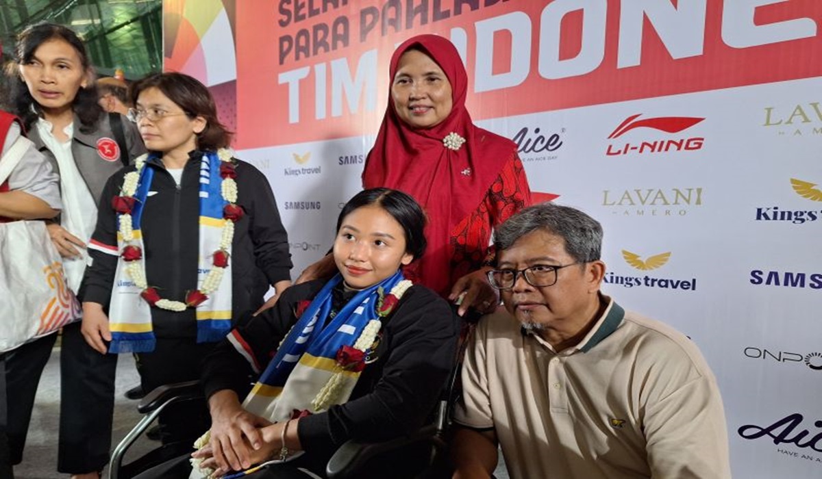 Pesenam Indonesia Rifda Irfanaluthfi (tengah) bersama kedua orangtuanya saat tiba di terminal 3 Bandara Soekarno-Hatta, Tangerang.