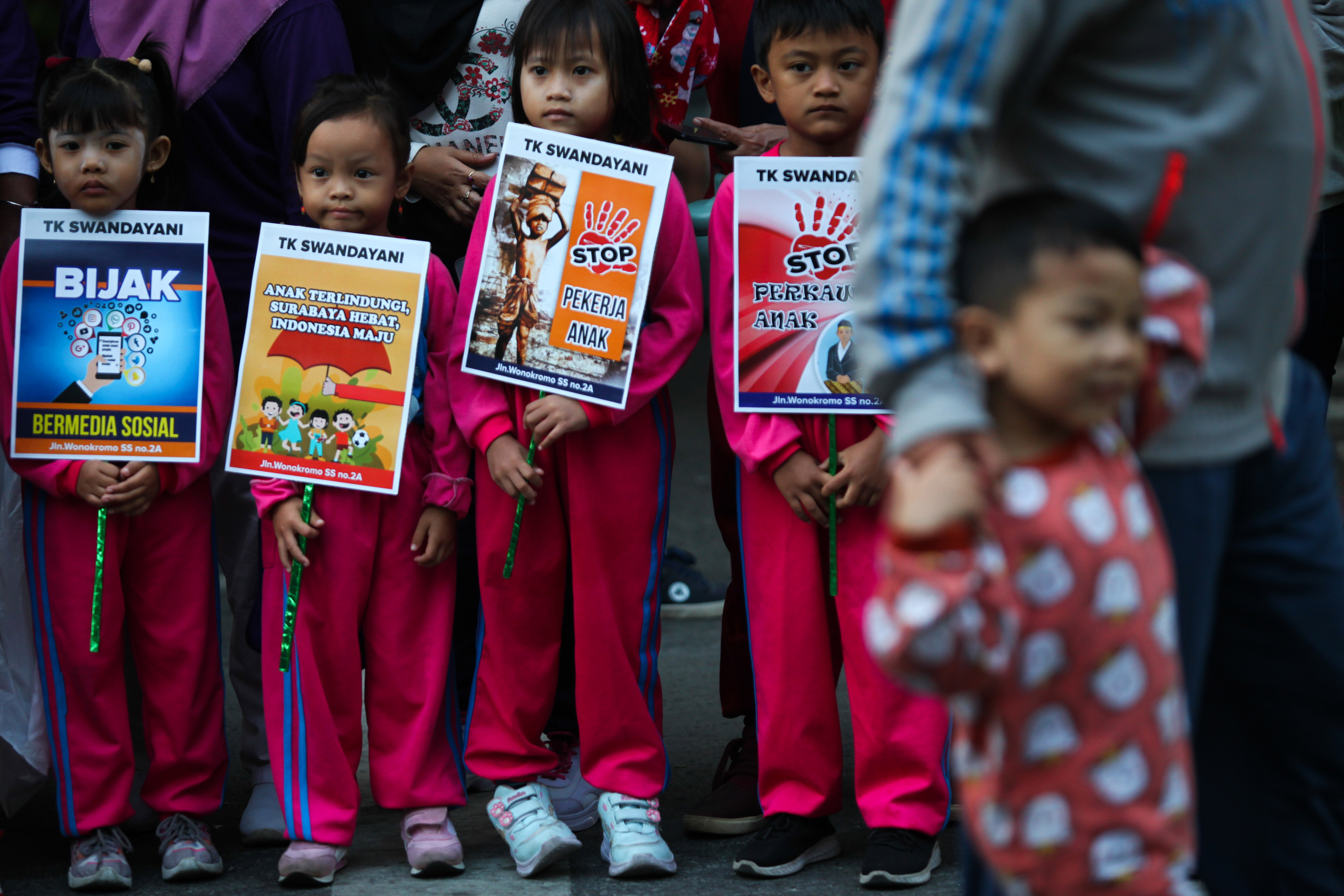 Sejumlah anak membentangkan poster dalam rangkaian peringatan Hari Anak Nasional