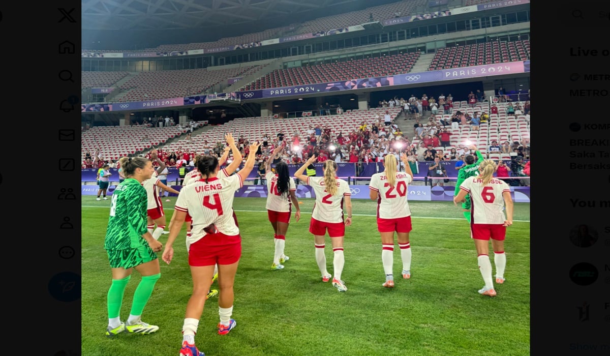 Para pemain timnas Kanada menyapa pendukung mereka usai memastikan diri lolos ke perempat final Olimpiade Paris 2024.