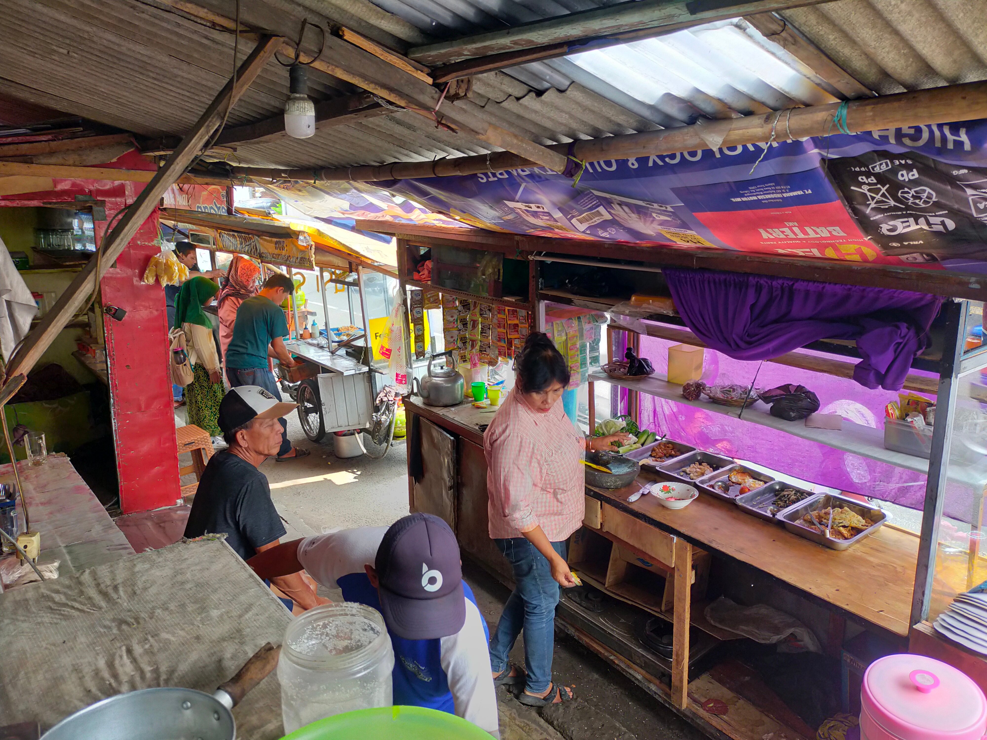 Pedagang warung nasi plus penjual rokok eceran di jalan Tarumanagakeberatan terkait adanya aturan dari pemerintah yang melarang penjualan ro