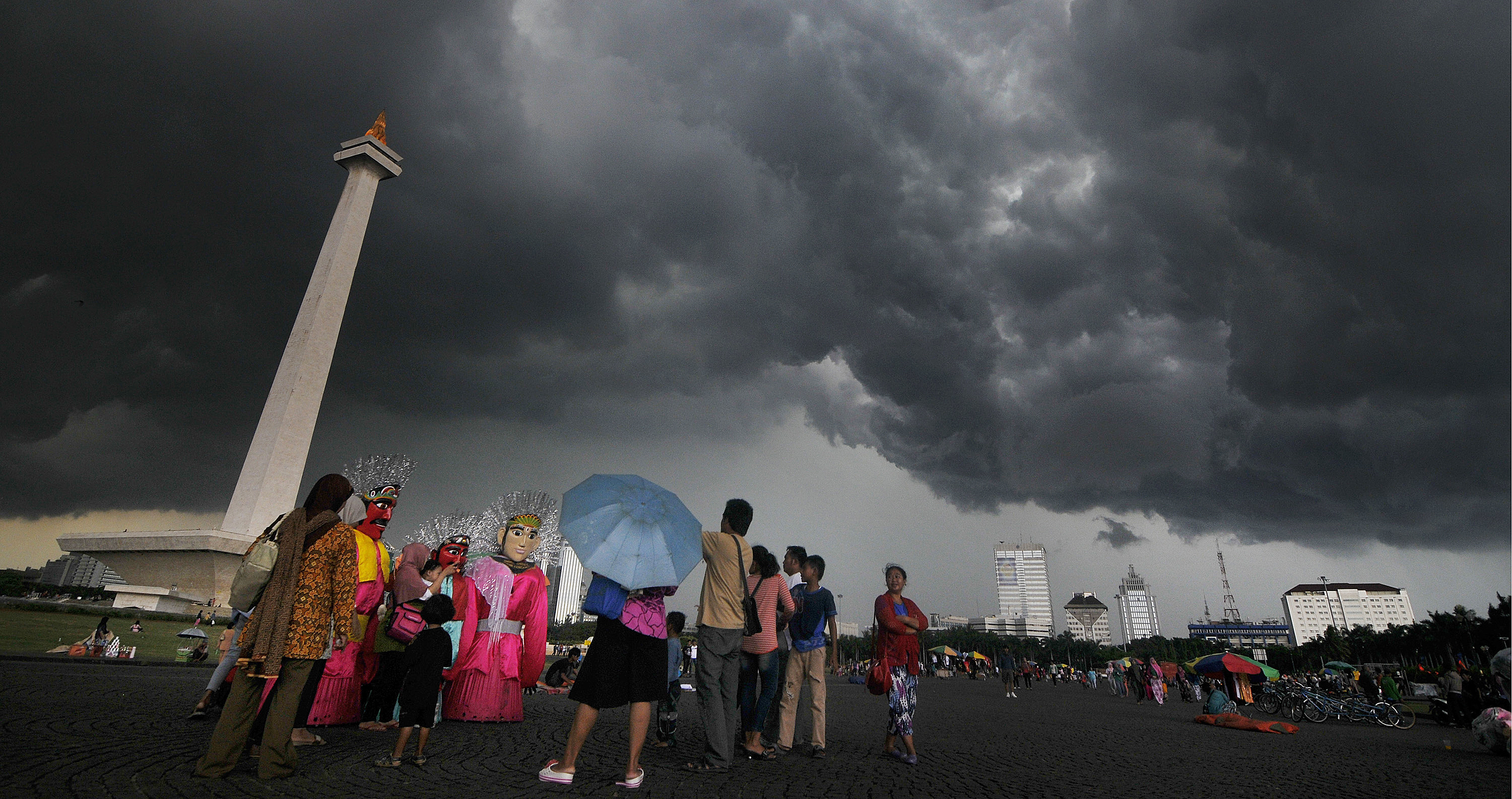 Awan mendung menaungi kawasan Monas, Jakarta