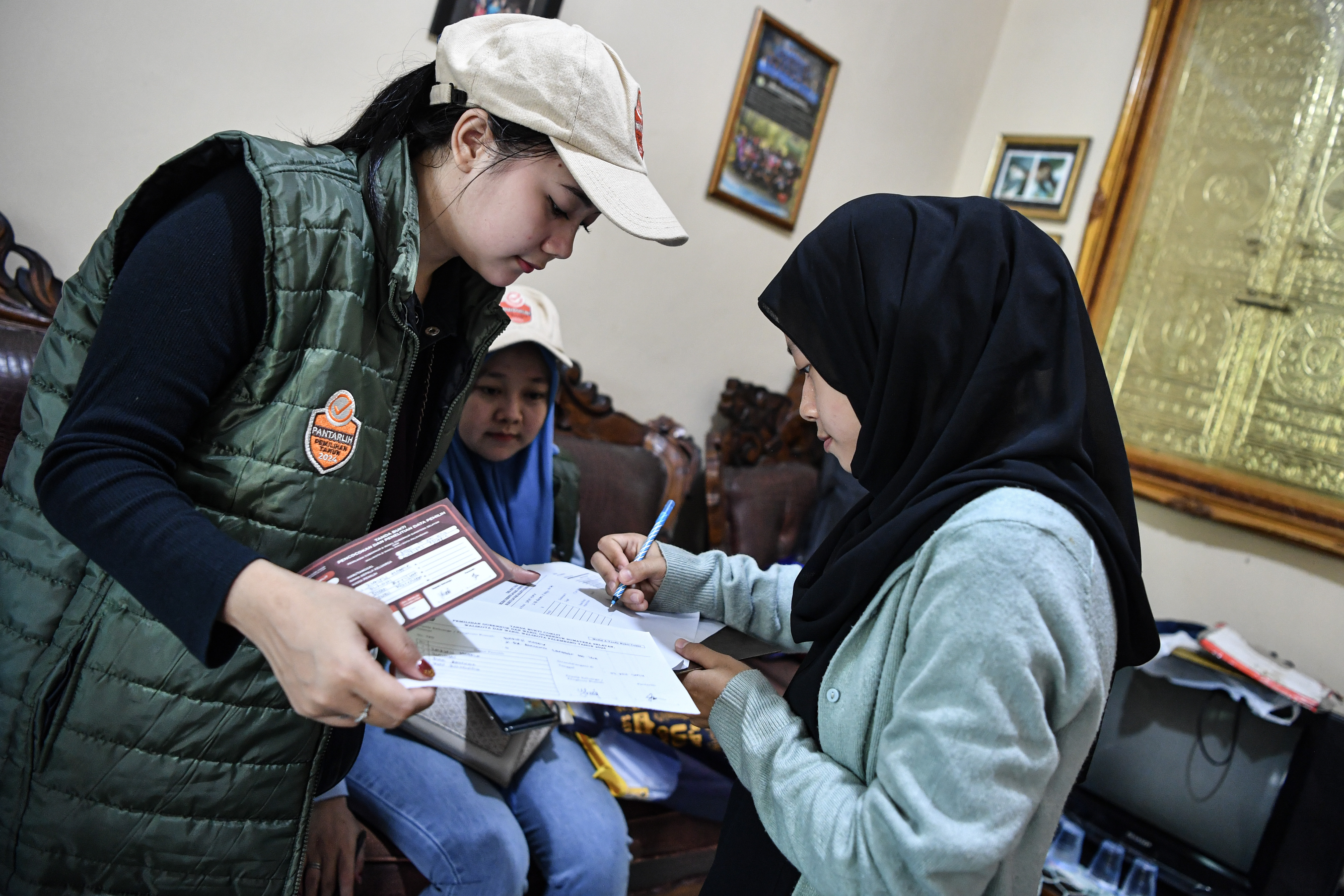 Ilustrasi: Petugas melakukan pencocokan dan penelitian (coklit) data pemilih Pilkada 2024 di Palembang, Sumatra Selatan, Rabu (17/7/2024).