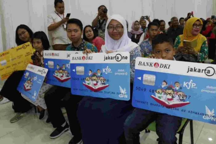 Sejumlah siswa memperlihatkan Kartu Jakarta Pintar (KJP) Plus, yang baru diterimanya di Jakarta. 