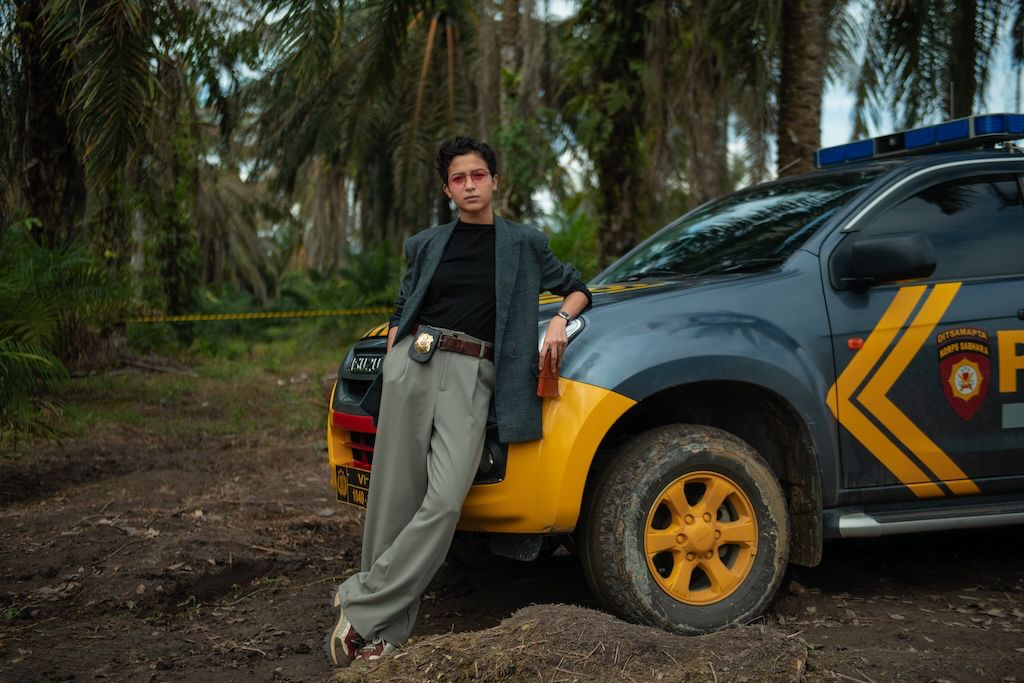 Putri Marino berperan sebagai Sanja di film Kabut Berduri.