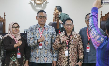 Anggota Bawaslu RI, Puadi (kedua kanan), di ruang sidang Panel II di Mahkamah Konstitusi di Jakarta, Selasa (07/04/2024).