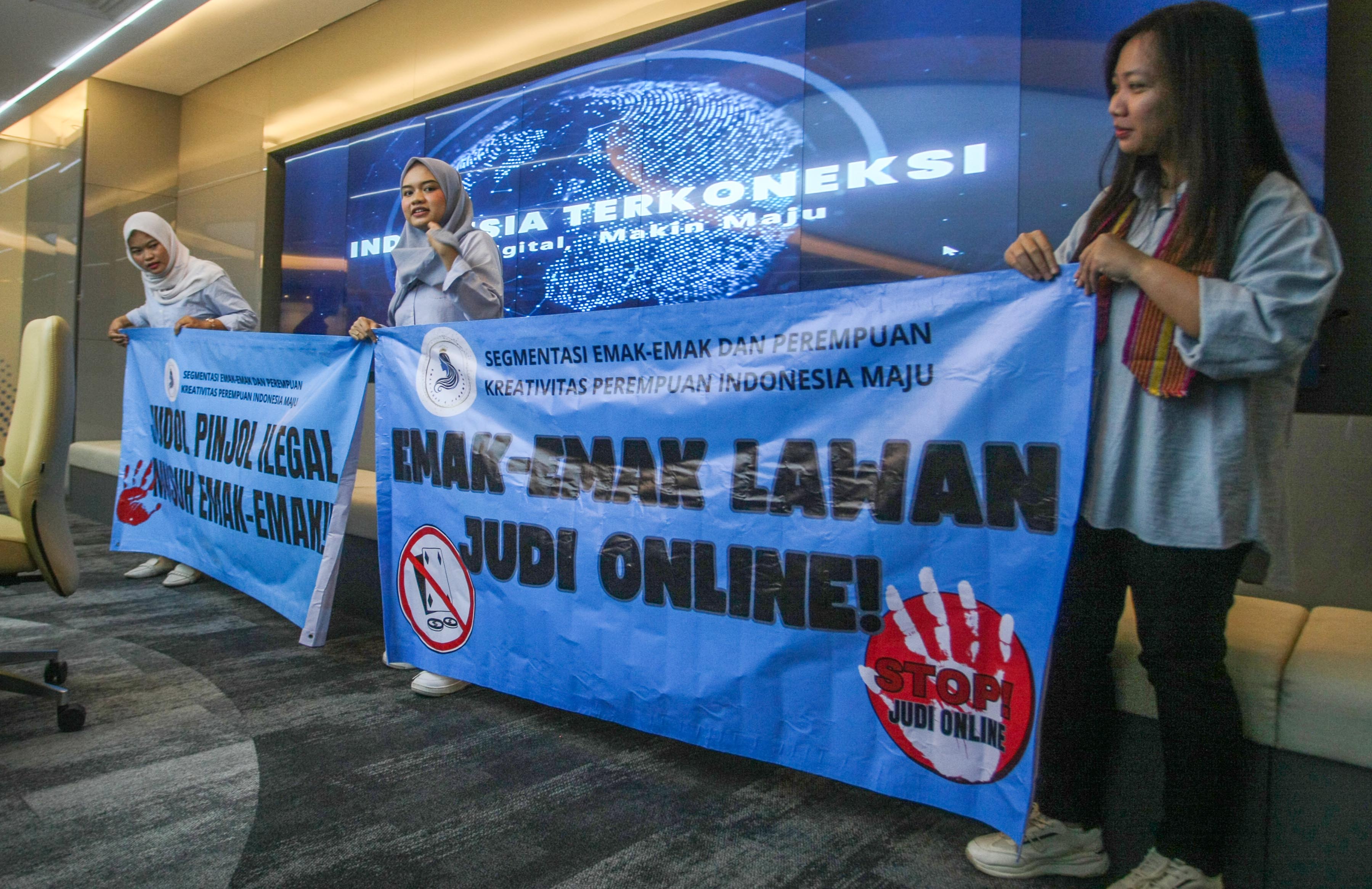 Kreativitas Perempuan Indonesia Maju menyampaikan petisi berantas judi online dan pinjaman online.