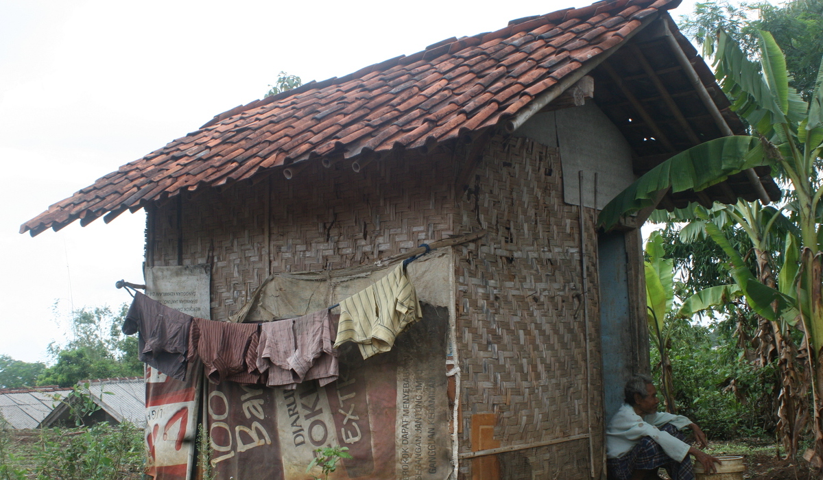 Seorang pria tinggal di rumah tak layak huni di Kecamatan Gunung puyuh, Sukabumi.