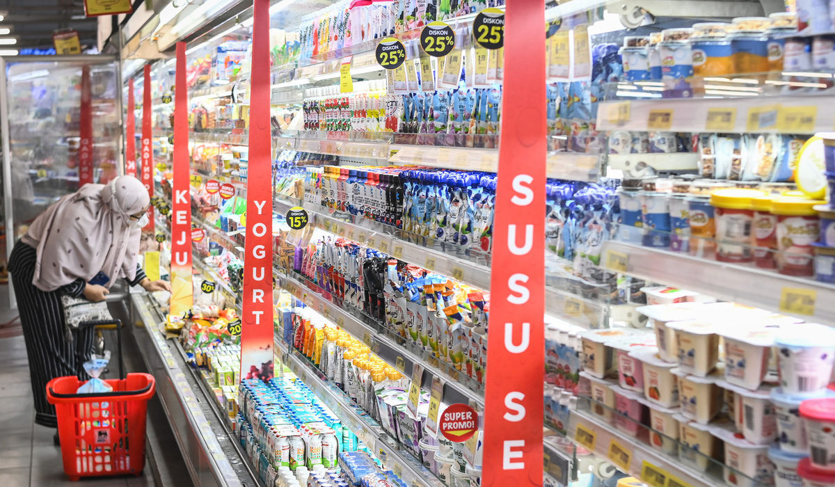 Calon konsumen memilih minuman kemasan di sebuah pusat perbelanjaan.