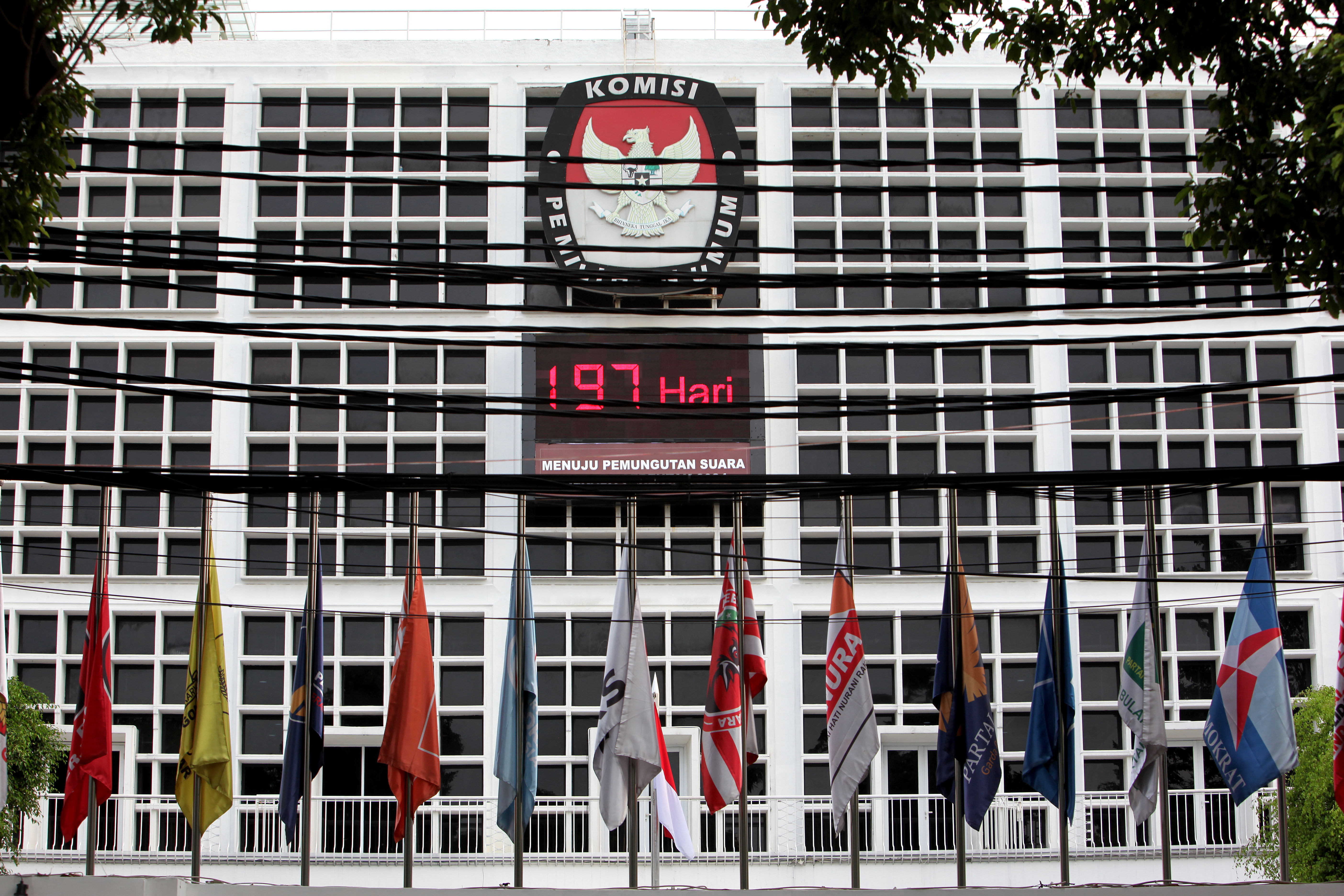 Papan elektronik berisi informasi hitung mundur pemungutan suara pilkada serentak 2024 di Gedung Komisi Pemilihan Umum (KPU), Jakarta.